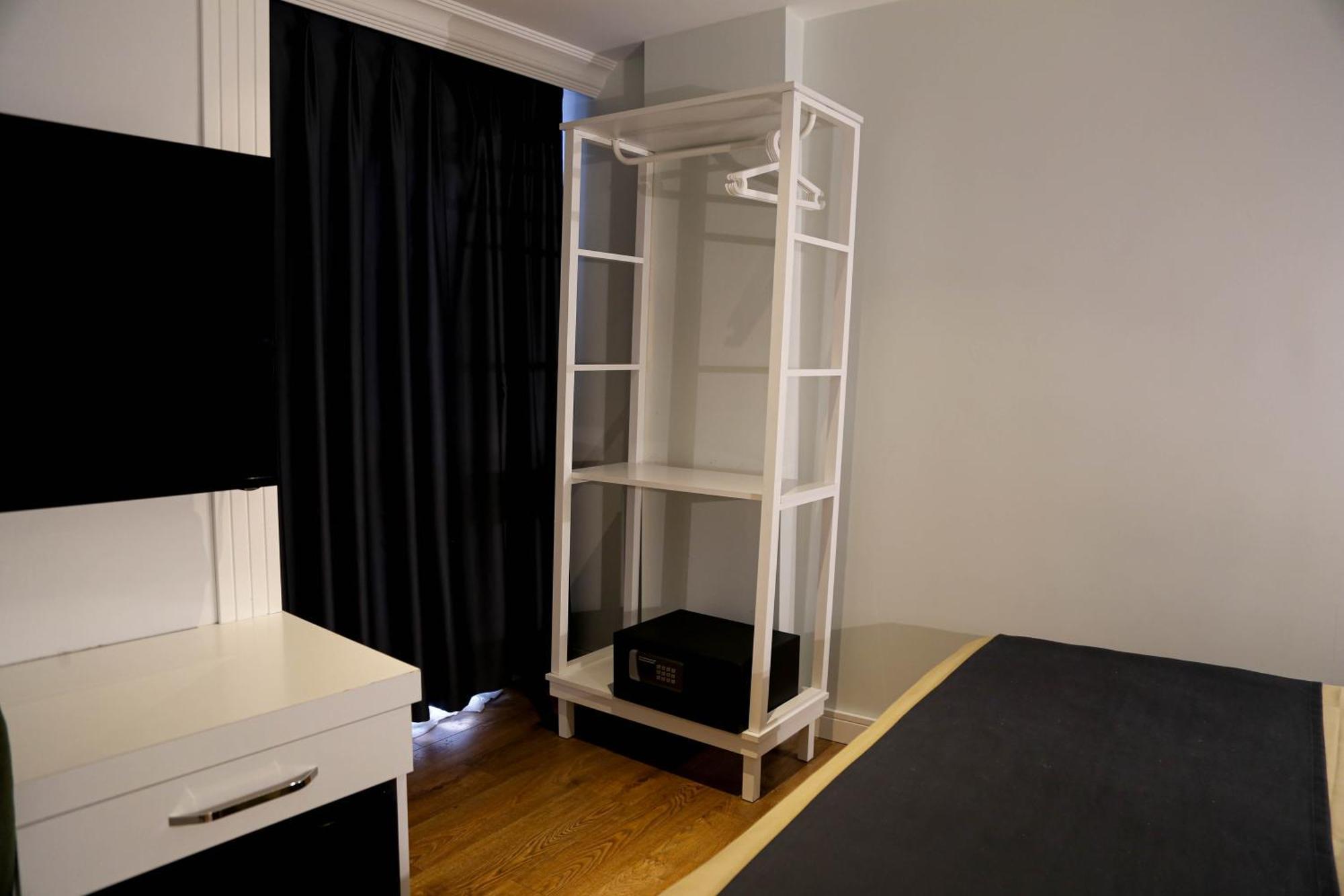 Axu Airport Hotel Arnavutkoy Εξωτερικό φωτογραφία A coat rack