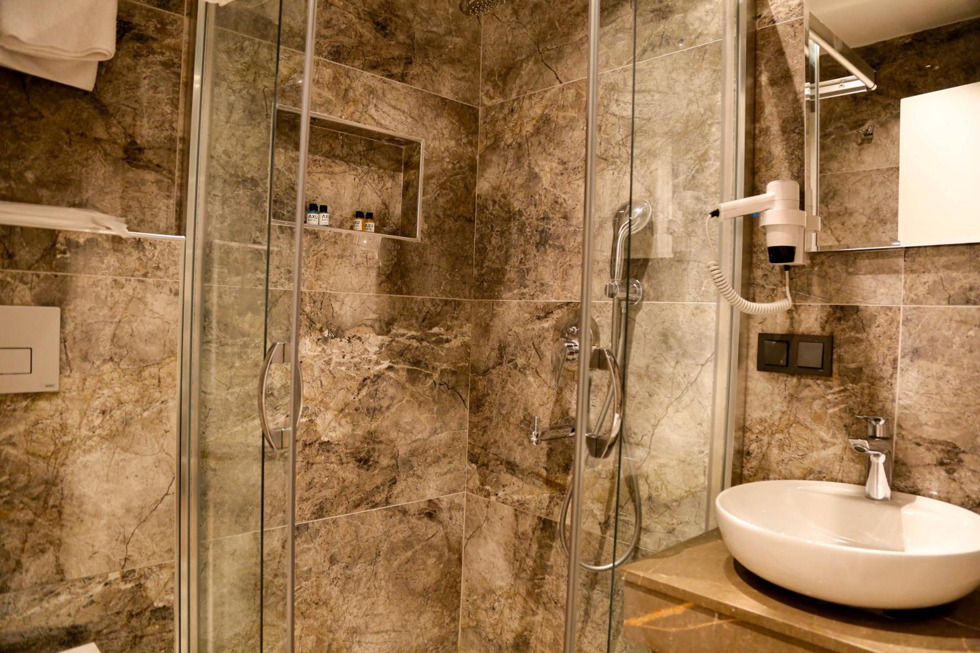 Axu Airport Hotel Arnavutkoy Εξωτερικό φωτογραφία A shower enclosure